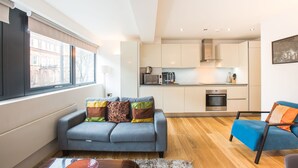 A modern apartment with a living room, kitchen, and dining area. - Spacious 1 Bedroom Apartment in Kensington - A2 (London)