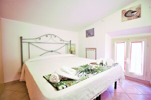 Appartamento, 2 camere da letto, caminetto, vista mare | 2 camere, ferro/asse da stiro, culle/letti per bambini (a pagamento)