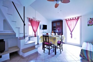 Căn hộ, 2 phòng ngủ, lò sưởi, quang cảnh biển | Khu vực ăn uống tại phòng