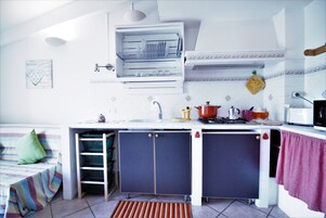 Appartamento, 2 camere da letto, caminetto, vista mare | Cucina privata | Frigorifero, microonde, piano cottura, macchina per tè/caffè