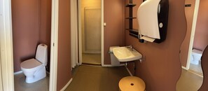 A bathroom with a toilet, sink, and a bidet. - Oppmyre Camping (Oksnes)