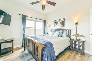6 bedrooms, WiFi, bed sheets - 100K remodel Jan 2024 - Waterfront Bay/Beach House w/ boat parking private canal (Freeport)