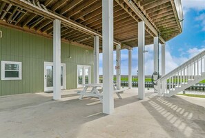 Outdoor dining - 100K remodel Jan 2024 - Waterfront Bay/Beach House w/ boat parking private canal (Freeport)