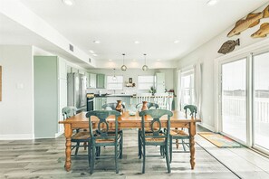 Dining - 100K remodel Jan 2024 - Waterfront Bay/Beach House w/ boat parking private canal (Freeport)