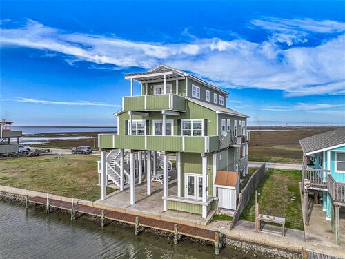100K remodel Jan 2024 - Waterfront Bay/Beach House w/ boat parking private canal