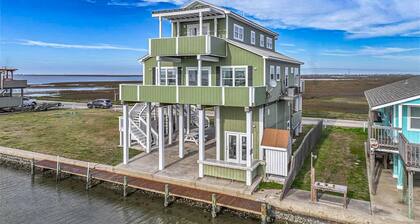 100K remodel Jan 2024 - Waterfront Bay/Beach House w/ boat parking private canal