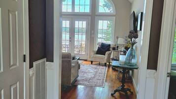 TV connectée, table de tennis de table, livres, chaßne hi-fi