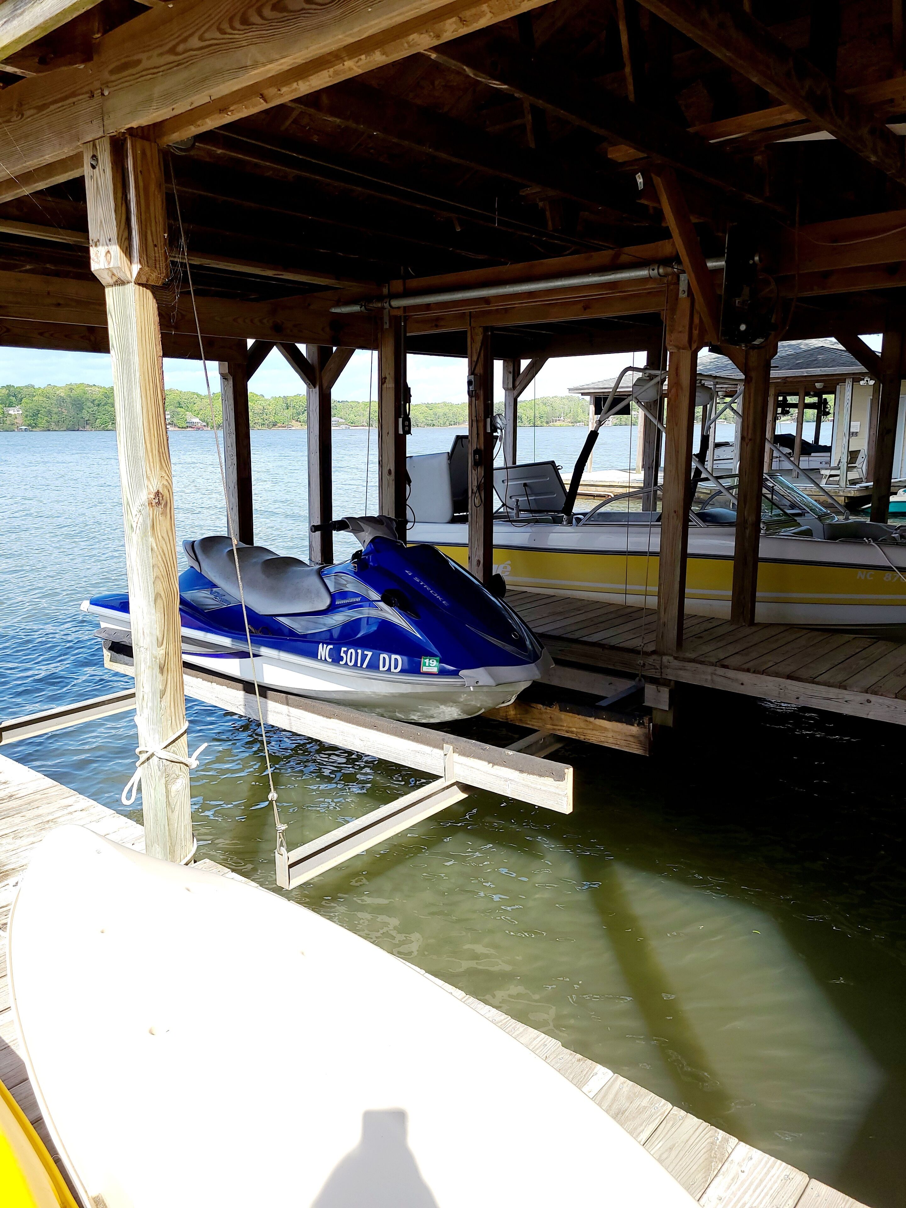 Un bote amarrado en un muelle de madera con una zona cubierta.