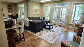 TV connectée, table de tennis de table, livres, chaßne hi-fi