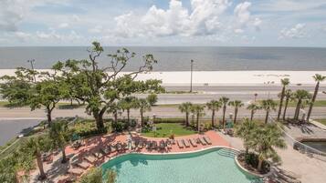 Alberca techada y alberca al aire libre