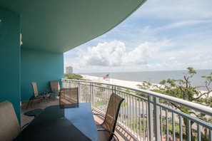 Condo, varias camas, alberca privada, vista a la playa | Balcón