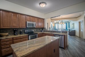 Appart'hôtel, plusieurs lits, piscine privée, vue plage | Cuisine privée | Réfrigérateur, micro-ondes, plaque de cuisson, lave-vaisselle