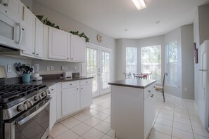 Condo, várias camas, piscina particular | Cozinha privada | Geladeira, micro-ondas, cooktop, lava-louças