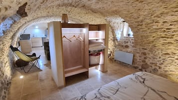 1 chambre, fer et planche Ă repasser, Wi-Fi gratuit, draps fournis