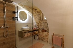 Shower, hair dryer, towels, toilet paper - Beautiful century-old farmhouse, large converted vaulted room, land & swimming pool  (Goudargues)