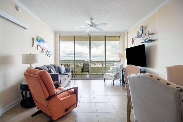 Condo, Berbilang Katil, Private Pool, Beach View | Ruang tamu | 42 inci televisyen dengan kabel