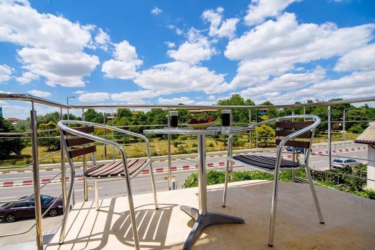 Quarto casal conforto | Cofres nos quartos, escrivaninha, espaço de trabalho para notebook