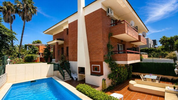 Une maison moderne à deux étages, dotée d’une piscine, d’un balcon et d’un jardin.