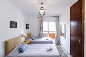 4 bedrooms, iron/ironing board, free WiFi, bed sheets - Salou Center Villa | Private Pool & BBQ (Salou)