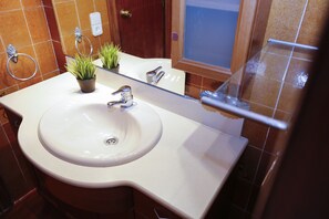 Bathtub, towels - Salou Center Villa | Private Pool & BBQ (Salou)