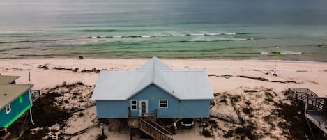 En la playa y camastros