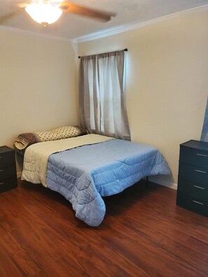 2 bedrooms, iron/ironing board, WiFi, bed sheets