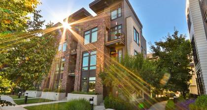 255 Sumach · Beautiful Townhouse, Walk to Town, Rooftop Lounge
