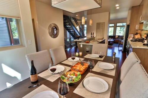 255 Sumach · Beautiful Townhouse, Walk to Town, Rooftop Lounge