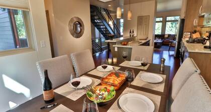 255 Sumach · Beautiful Townhouse, Walk to Town, Rooftop Lounge