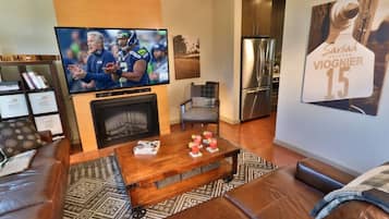 Fernseher, Kamin, Bücher, Stereoanlage