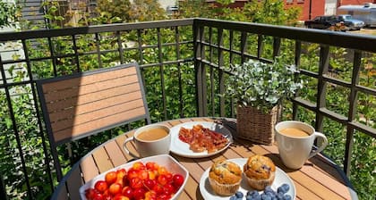 255 Sumach · Beautiful Townhouse, Walk to Town, Rooftop Lounge