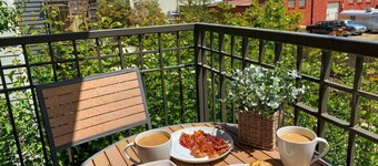 255 Sumach · Beautiful Townhouse, Walk to Town, Rooftop Lounge