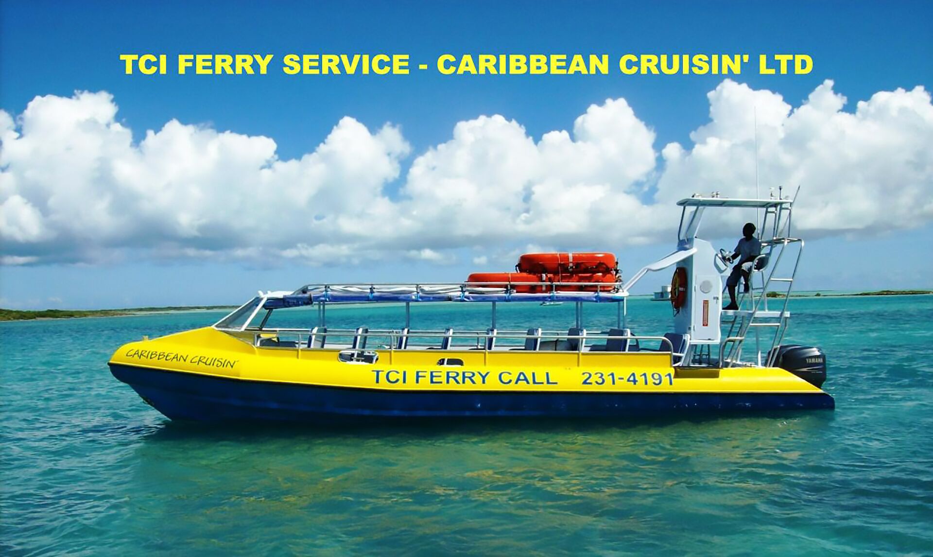 Eine Fähre mit dem Schriftzug "Caribbean Cruisin" und der Kontaktnummer "TCI FERRY CALL 231-4191".