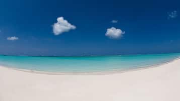 En la playa, camastros y toallas de playa