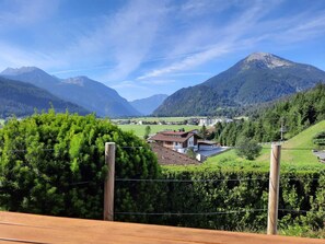 Property grounds - Mountains, A Beautiful Lake, Swim, Hike, Bike, Ski. Visit Innsbruck, Munich ... (Achenkirch)