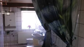 Duschwanne, Haartrockner, Handtücher, Seife