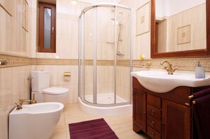 Combined shower/tub