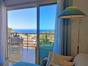 Smart-TV, Bücher, Stereoanlage