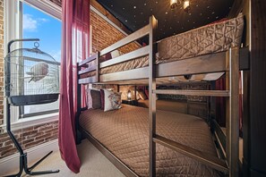6 bedrooms, iron/ironing board, WiFi, bed sheets