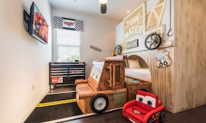 Una cameretta per bambini con un letto a forma di macchinina, un camion giocattolo, un trenino, un'automobile giocattolo, una motocicletta giocattolo, un aeroplano giocattolo, una barca giocattolo, un elicottero giocattolo, un sottomarino giocattolo, un trenino, un'automobile giocattolo, una motocicletta giocattolo, un aeroplano giocattolo, una barca giocattolo, un elicottero giocattolo, un sottomarino giocattolo, un trenino, un'automobile giocattolo, una motocicletta giocattolo, un aeroplano giocattolo, una barca giocattolo, un elicottero giocattolo, un sottomarino giocattolo, un trenino, un'automobile giocattolo, una motocicletta giocattolo, un aeroplano giocattolo, una barca giocattolo, un elicottero giocattolo, un sottomarino giocattolo, un trenino, un'automobile giocattolo, una motocicletta giocattolo, un aeroplano giocattolo.