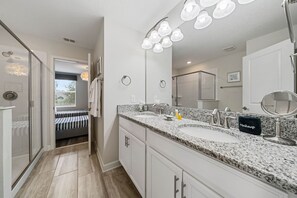 Combined shower/tub, hair dryer, towels - Bright Villa with Theater in Champions Gate (Davenport)
