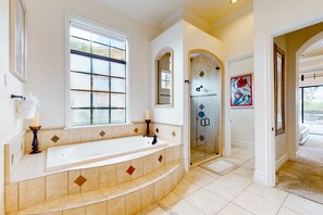 Combined shower/tub, hair dryer, towels