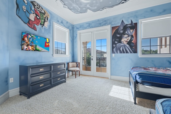 Une chambre avec un grand lit, une commode, une chaise et deux fenêtres.