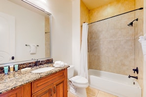 Combined shower/bathtub, hair dryer, towels