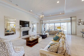 Téléviseur, console de jeux vidéo, table de baby-foot, chaîne audio