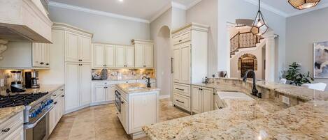 Frigorífic, microones, forn i placa de cuina