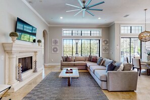 Télévision, cheminée