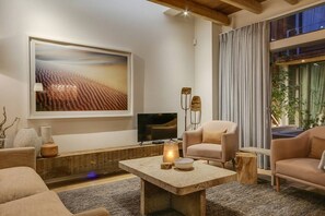 Una televisión, una oficina