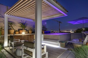 Bañera de hidromasaje al aire libre