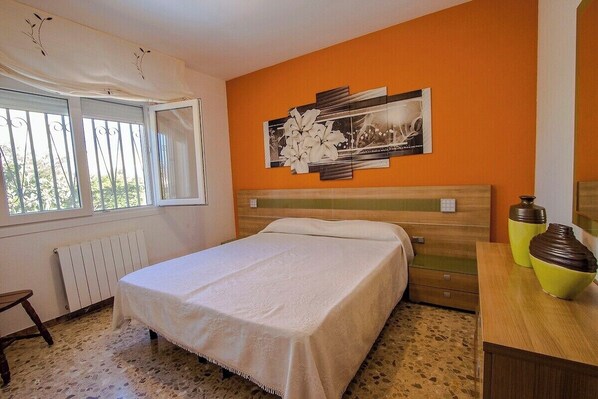 5 chambres, fer et planche à repasser, Wi-Fi gratuit, draps fournis